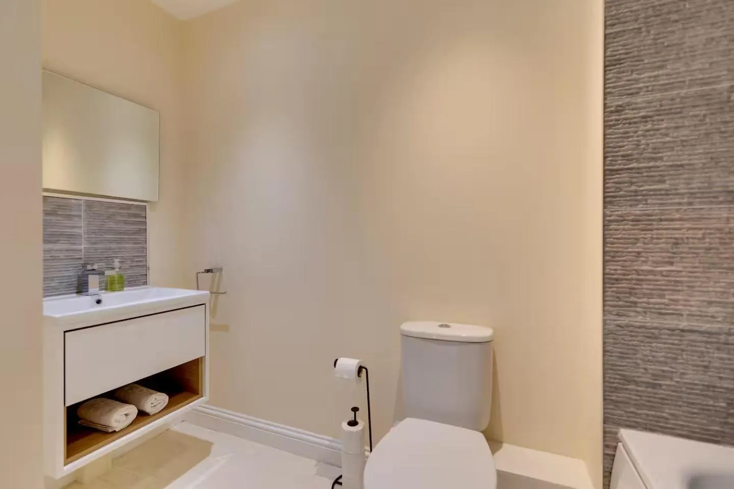 Modern And Spacious Townhouse With Free Parking Pass The Keys Cambridge Royaume-Uni