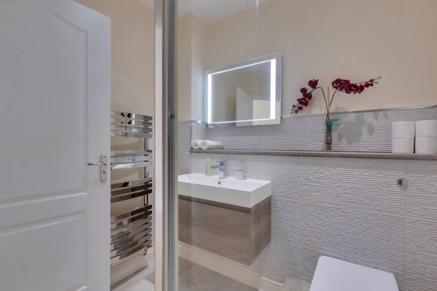 Modern And Spacious Townhouse With Free Parking Pass The Keys Cambridge